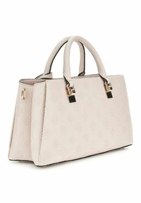 Sac à main en simili cuir rose clair avec un motif floral embossé, double poignées, forme structurée et accents en métal doré.