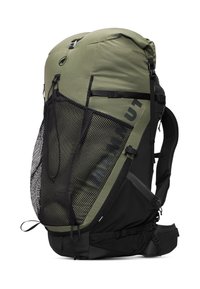 Mochila con un cuerpo de textil verde, bolsillo de malla negra, correas ajustables y un logotipo distintivo. Diseñada para la durabilidad y el uso al aire libre.