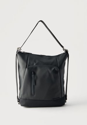 Bolso de hombro de cuero negro con un bolsillo delantero con cremallera, correa ajustable y un diseño sencillo y liso sobre un fondo liso.