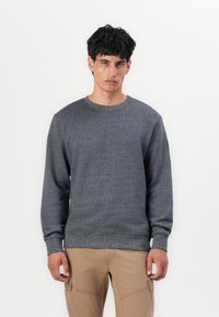 Felpa grigia a maglia con scollo rotondo, polsini e orlo a costine. Caratterizzata da un tessuto testurizzato e da un design semplice e casual.