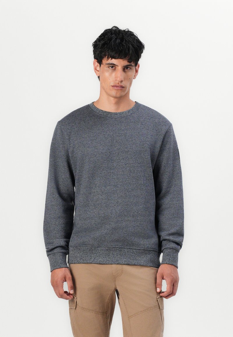 Felpa grigia a maglia con scollo rotondo, polsini e orlo a costine. Caratterizzata da un tessuto testurizzato e da un design semplice e casual.