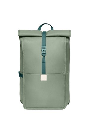 Zaino verde chiaro con chiusura a risvolto, fibbia frontale, maniglia per trasporto e piccolo logo bianco centrale.