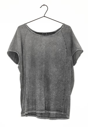 Szary, krótki rękaw T-shirt wykonany z miękkiego materiału, o luźnym kroju, okrągłym dekolcie i surowych krawędziach przy rękawach i dolnym brzegu.