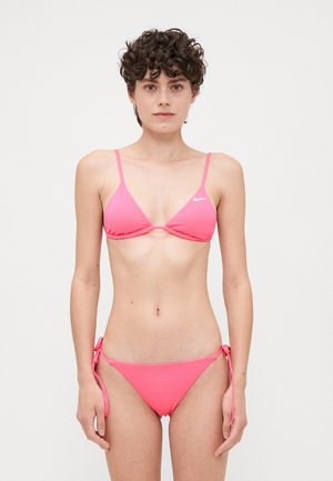 Roze bikini set met een driehoekige top met verstelbare bandjes en een bikinionderdeel met zijstrikjes. Glad textuur, minimalistisch ontwerp.