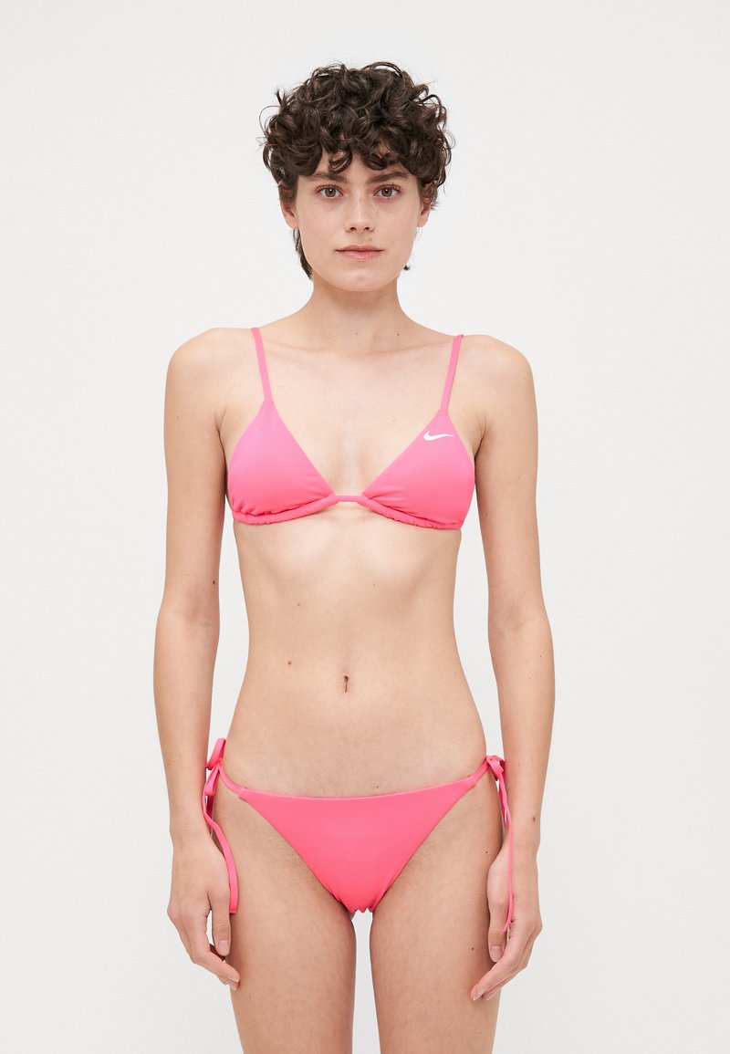 Rózsaszín bikini szett, háromszög alakú felsőrésszel, állítható pántokkal, és oldalt megkötős alsó résszel. Sima textúra, minimális dizájn.