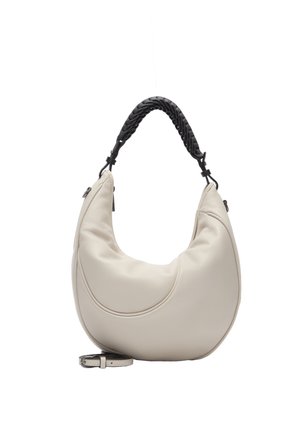 Kremowa torebka w kształcie półksiężyca z czarnym plecionym uchwytem i odpinanym kremowym paskiem na białym tle.