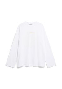 Maglietta unisex a maniche lunghe bianca con piccolo logo giallo "ARMEDANGELS" centrato sul davanti, colletto a giro e vestibilità rilassata.