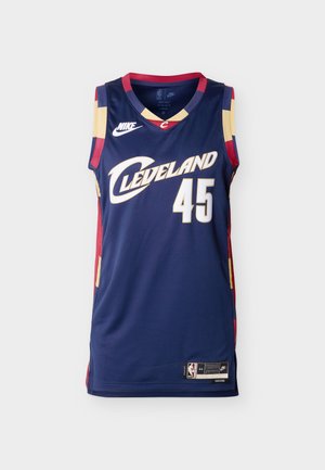Navyblauw basketbalshirt van de Cleveland Cavaliers met nummer 45, Nike-logo en rode en gele bies op de schouders en zijkanten.