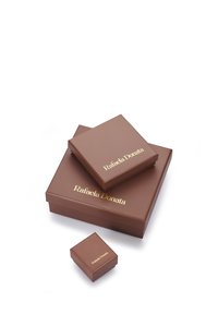 Scatole di imballaggio marroni di diverse dimensioni, con testo dorato che recita "Rafaela Donata." Le scatole hanno una superficie liscia e un design elegante.