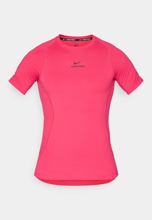 Camiseta de manga corta Nike Pro rosa con un diseño ajustado, textura suave y un logo sutil en la parte frontal. Sin patrones ni acentos adicionales.