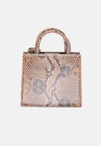 Borsa in pelle di serpente marrone con forma quadrata, superficie texturizzata e design a motivo. Presenta due manici corti per il trasporto.