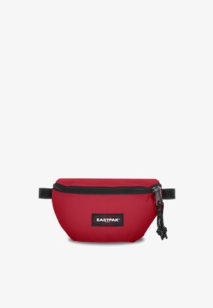 Borsa in tessuto rossa da vita con chiusura a zip, patch con logo e tracolla regolabile. Presenta una forma arrotondata e una superficie liscia.
