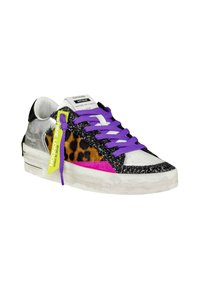 Sneaker caratterizzato da materiali argentati, con stampa leopardata e glitter neri. Lacci viola e un'etichetta gialla neon accentuano il design. Suola in gomma testurizzata.