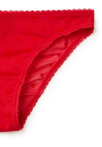 Czerwone bikini z siateczki z teksturą w serduszka, koronkowym wykończeniem o falistym kształcie oraz elastycznym pasem.