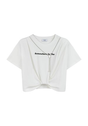 T-shirt bianca corta con maniche corte, caratterizzata da un nodo sul davanti, testo nero "Somewhere In The" e un accento con catena argentata.