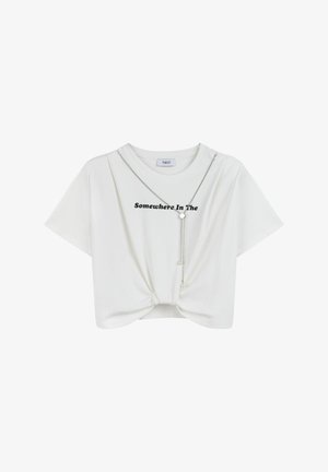 Biała, krótka koszulka z krótkim rękawem, z węzłem z przodu, z czarnym napisem "Gdzieś w..." oraz akcentem w postaci srebrnego łańcuszka.