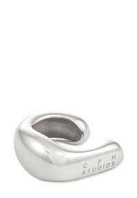 Polished zilveren manchetstijl ring met een glad, gebogen ontwerp en "CPH STUDIOS" gegraveerd op de buitenrand.