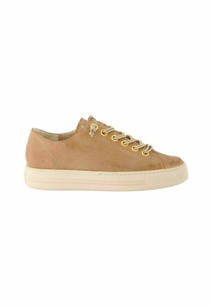 Baskets en suède beige avec œillets dorés, bout arrondi et semelle en caoutchouc blanc contrastant. Couture simple et détails de design minimalistes.