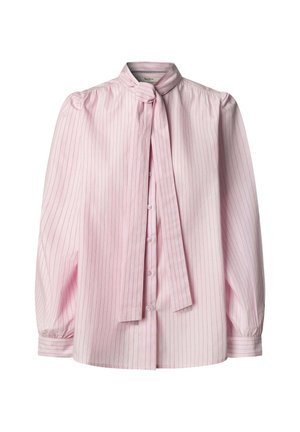 Chemise rose pâle à manches longues avec des rayures blanches verticales, un col montant et un nœud au niveau du cou. Comprend une fermeture à boutons sur le devant et des manches froncées.