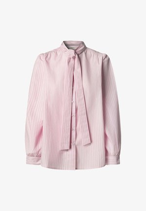 Chemise rose pâle à manches longues avec des rayures blanches verticales, un col montant et un nœud au niveau du cou. Comprend une fermeture à boutons sur le devant et des manches froncées.