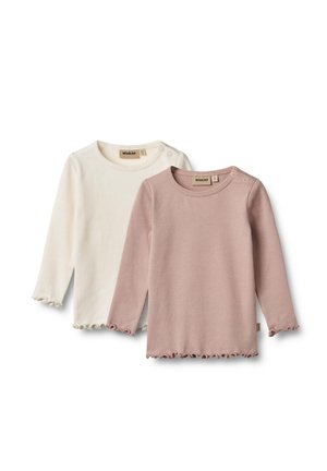 Zwei Langarmshirts: eines in Creme und eines in Hellrosa. Beide haben eine gerippte Textur, runde Ausschnitte und Rüschendetails am Saum und an den Ärmeln.