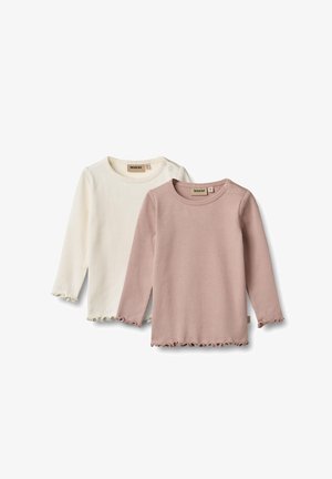 Deux chemises à manches longues : une crème et une rose clair. Les deux présentent une texture côtelée, des encolures arrondies, ainsi que des détails de volants au bas et aux poignets.