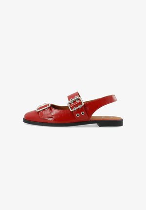Rdeč lakiran slingback čevlj s zaobljenim nosom, dvema zaponkama in črnim ravnim podplatom. Vsebuje stranske izreze za prezračevanje.