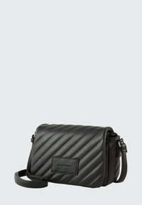 Bolso cruzado de piel negra con un patrón acolchado, correa ajustable y un parche rectangular con el logo en la parte frontal. Diseño compacto y aerodinámico.