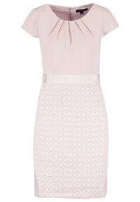 Robe rose pâle avec des manches courtes, un corsage plissé, une ceinture en satin et une jupe texturée avec un motif géométrique. Fermeture éclair au dos.