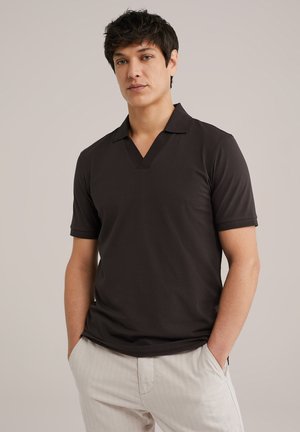 Dunkelgraues Poloshirt mit kurzen Ärmeln und V-Ausschnitt, aus weichem Stoff gefertigt. Hat eine lockere Passform und dezente Nähte am Kragen.