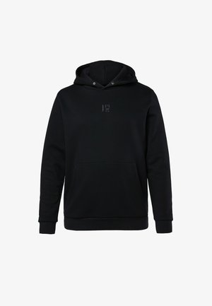 Schwarzer Hoodie aus weichem Material, mit einer Fronttasche, Kordelzügen und einem kleinen Logo auf der Brust in einem etwas helleren Ton.