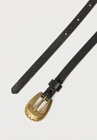 Μαύρη δερμάτινη ζώνη με υφή, με διακοσμητική αγκράφα σε χρυσαφί απόχρωση με γεωμετρικά μοτίβα και κεντρικό καρφί.