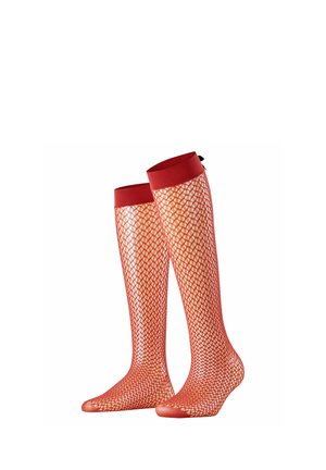 Par de medias rojas de red hasta la rodilla con bandas rojas sólidas en la parte superior y los dedos sobre fondo blanco.