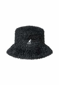 Schwarzer Bucket Hat aus weichem, strukturiertem Stoff mit einem flauschigen Finish. Mit einem weißen, gestickten Kangol-Logo auf der Vorderseite.