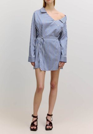 Blauw-wit gestreepte jurk met lange mouwen, een kraag, een strikceintuur en een iets open schouderdetail.