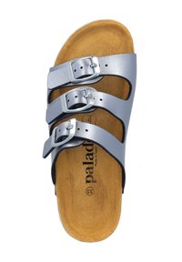 Sandal in pelle grigia con tre cinturini regolabili e fibbie argentate. Soletta in sughero con una superficie texturizzata marrone. Nome del marchio stampato all'interno.