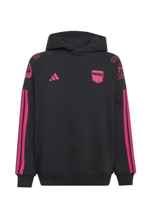 Due adolescenti che indossano felpe con cappuccio e pantaloni neri e rosa Fortnite Adidas, in piedi fianco a fianco su uno sfondo semplice.
