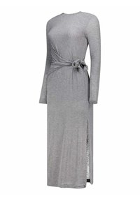 Robe maxi grise à manches longues avec une fente sur le côté et une ceinture en tissu nouée à la taille.