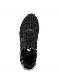 Scarpa da ginnastica nera con tomaia in rete, tessuto testurizzato, punta rotonda, lacci e marchio bianco di lato, dotata di una soletta imbottita.