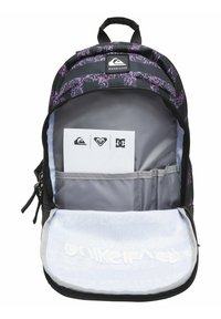 Rugzak met een zwart en paars bloemenpatroon, voorzien van een grijze binnenkant, een ritsvak en merklogo's op een witte inzet.