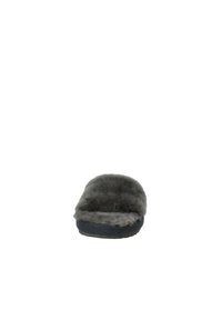 Pantofole grigie realizzate in morbida pelliccia, con una forma arrotondata e una parte superiore in peluche, dotate di una suola robusta, che offrono comfort per l'uso interno.