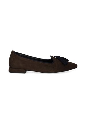 Chaussure plate en daim marron avec un bout pointu et un gland décoratif bleu marine. Dotée d'un talon bas et d'un contraste bleu marine autour de l'ouverture.