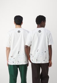 Carlo Colucci T-shirts med print - off-white