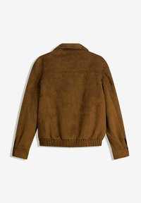 Giacca bomber in suede marrone con vita elasticizzata, maniche lunghe e polsini abbottonati vista da dietro su sfondo bianco.