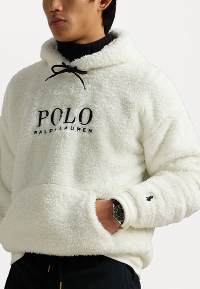 Hvit, luftig fleecegenser med hette og svart snor, med et stort "POLO RALPH LAUREN"-logo. Inkluderer et lite logo på ermet.