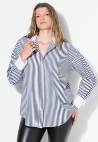 Camicia a righe bianche e blu navy, con colletto classico, maniche lunghe con polsini bianchi e vestibilità morbida.