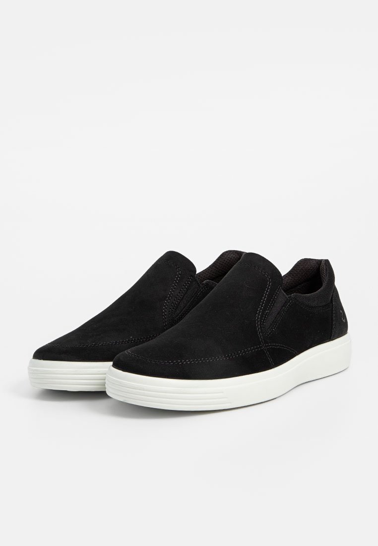 Schwarze Slipper aus Wildleder mit einer glatten Textur, ausgestattet mit elastischen Seitenpaneelen und einer weißen Gummisohle.