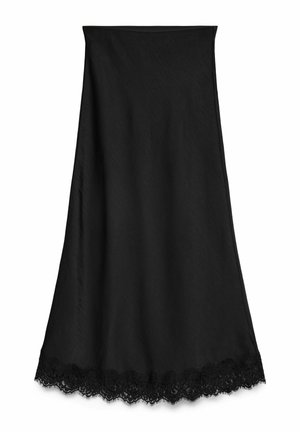 Zwarte rok met een gladde textuur, knielang, voorzien van een fijne kanten rand aan de zoom voor extra detail. Eenvoudig, klassiek ontwerp.