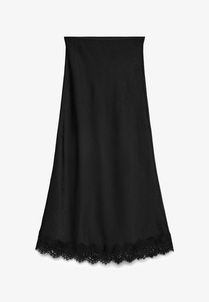 Czarna spódnica o gładkiej fakturze, długości do kolan, z delikatną koronkową lamówką na dole dla dodatkowego detalu. Prosty, klasyczny fason.