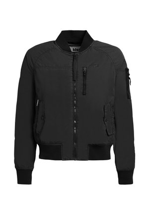 Sort bomberjakke med ribbet krave, manchetter og kant, lynlås foran, to lommer med trykknap og lynlåslommer på brystet og ærmet.